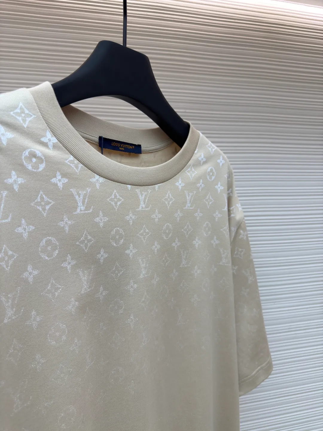 LOUIS VUITTON Gradient presbyopic T-shirt ●Authentic product: Purchased and developed by 8450 ●Item number: 1680205-A10 ●Fabric: refined sulfur cotton fabric ●Technology: printing production ●Version: fitted version ●Weight: about 275 grams ●Size: XS-S-M-L ●Description: The fabric is made of 32s double-ply combed cotton compact siro-spun yarn, matched with 1*1 flat knitted cotton thread. The entire garment's front and rear panels, left and right sleeves, are printed with Kornit white ink digital direct injection. The first draft is made based on the Y-plate scanned pattern, and the clarity of the first draft is corrected by hand to ensure that the printed flower pieces have a gradient and orderly visual effect. The overall wiring is straight and delicate, the fabric is comfortable and soft, and the color is consistent without color difference. It can be matched with the same style to create a fashionable look and control various occasions. Customized accessories, complete with three standards, same style for men and women!